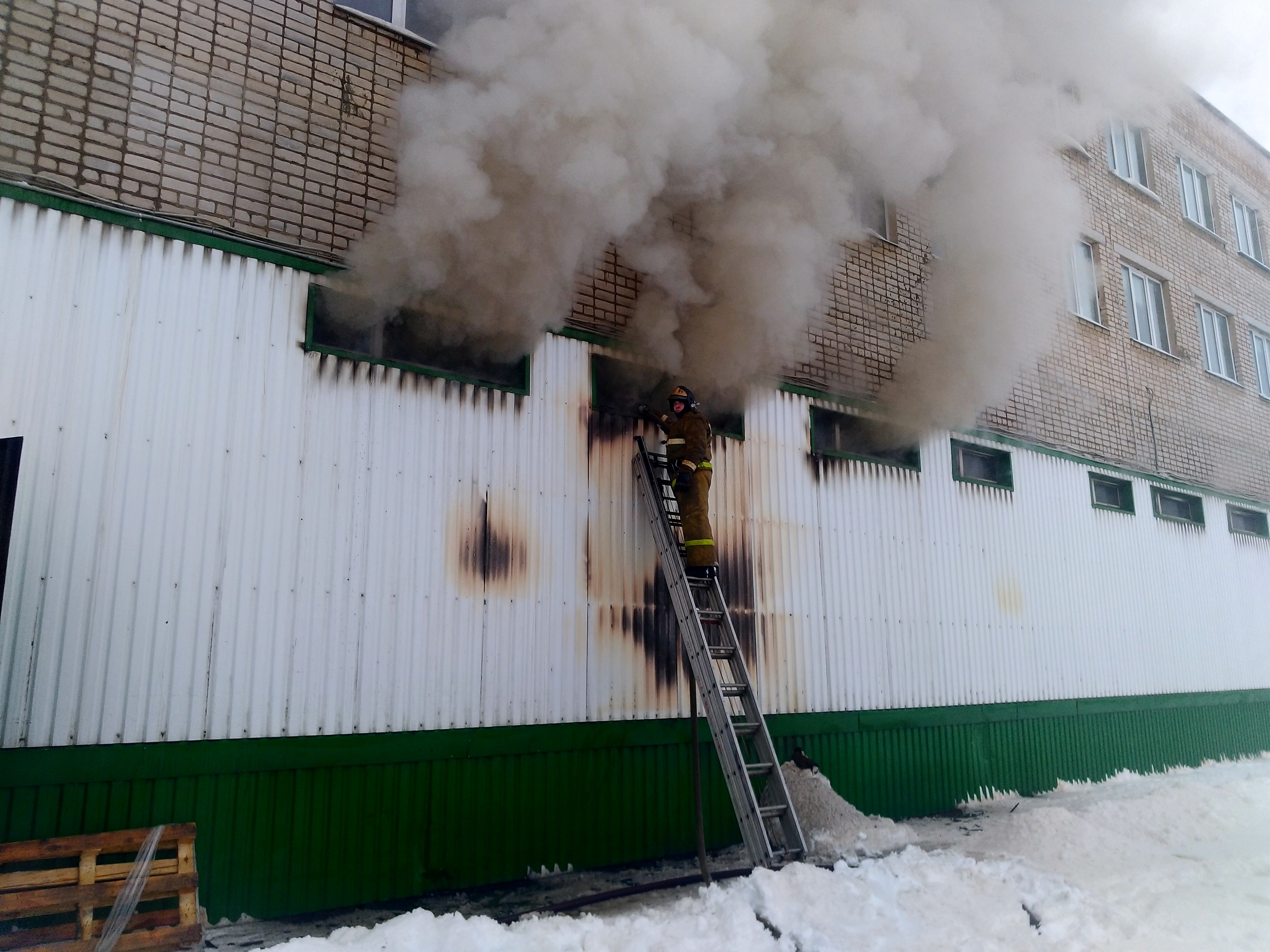 В Кимрах загорелся обувной склад