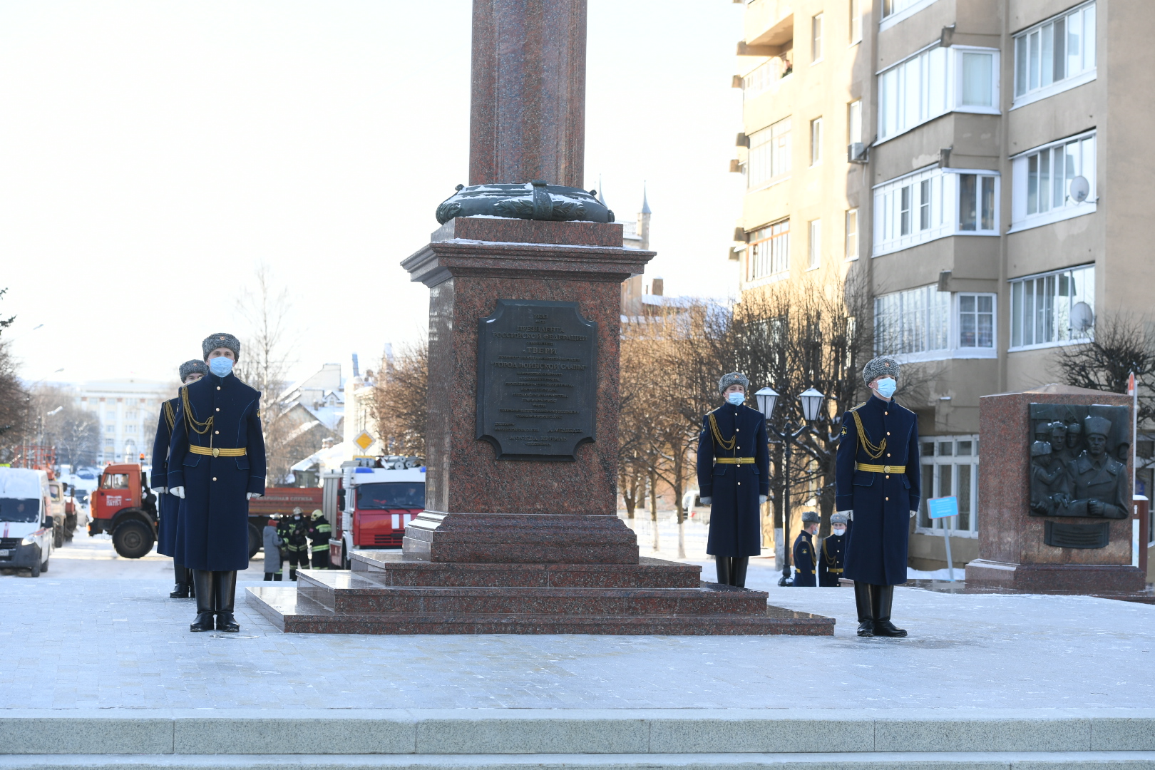 Игорь Руденя, Владимир Васильев возложили цветы к стеле «Город воинской славы» в Твери