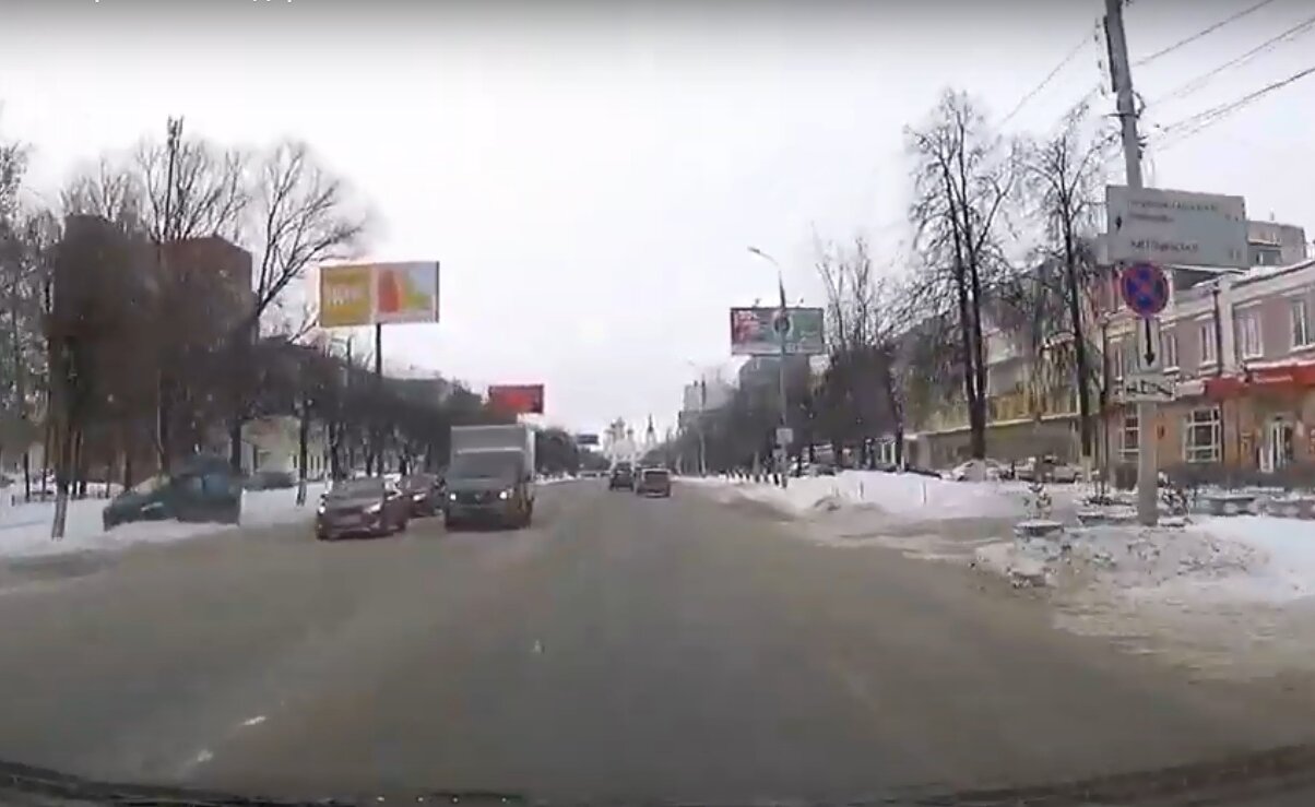 В центре Твери иномарка едва не врезалась в дерево В центре Твери иномарка едва не врезалась в дерево