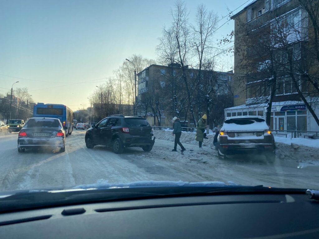 В Твери на улице Горького столкнулись три машины В Твери на улице Горького столкнулись три машины