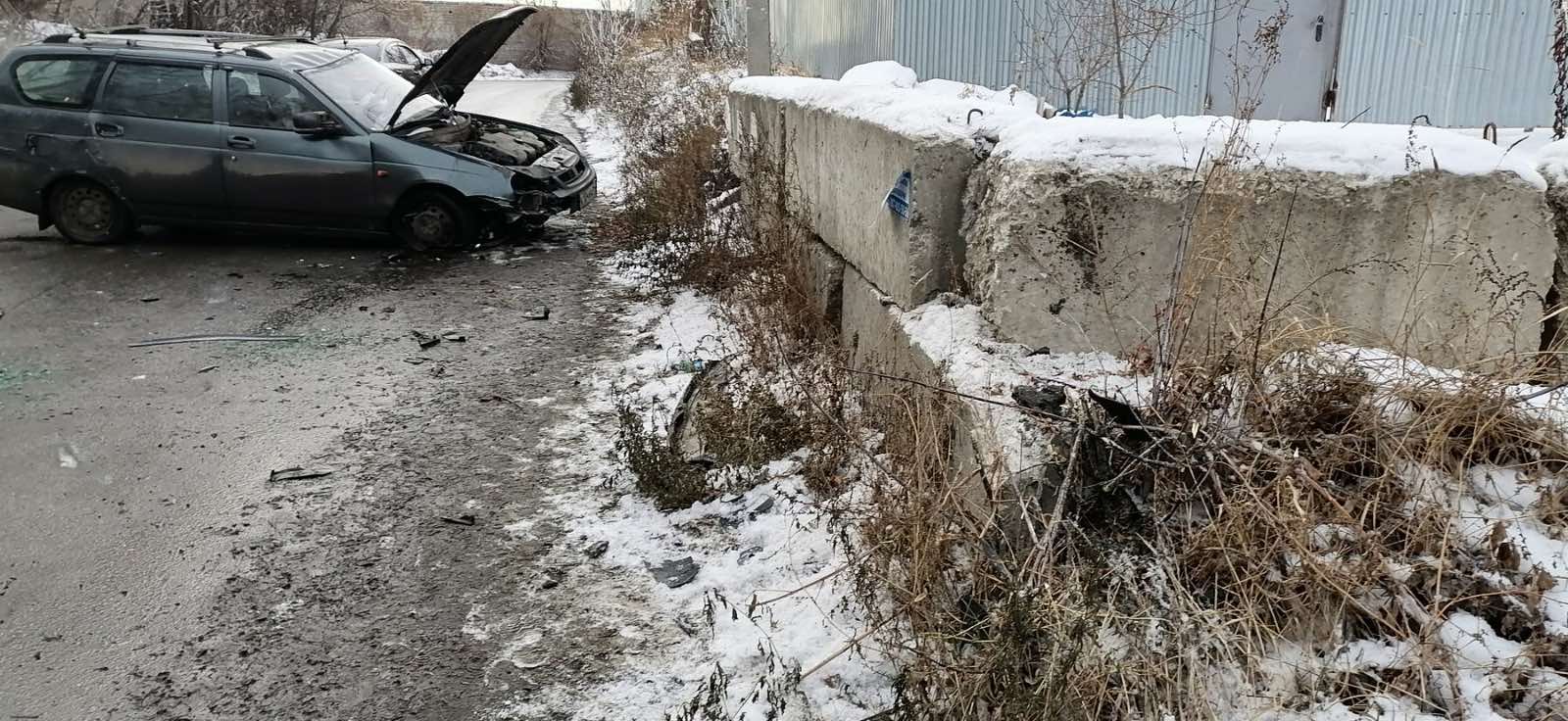 На дороге под Тверью автомобилистка врезалась в ограждение На дороге под Тверью автомобилистка врезалась в ограждение