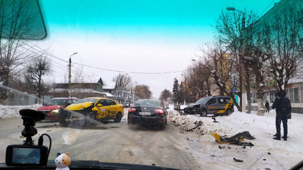 В Твери легковушке разворотило переднюю часть в ДТП с минивеном