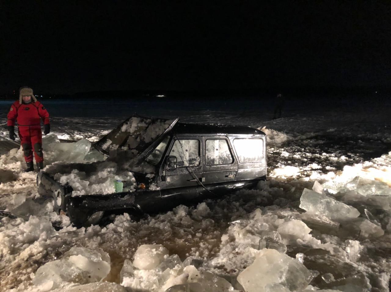 В Тверской области спасатели вытащили внедорожник, провалившийся под лед tverlife.ru - новости Твери и Тверской области