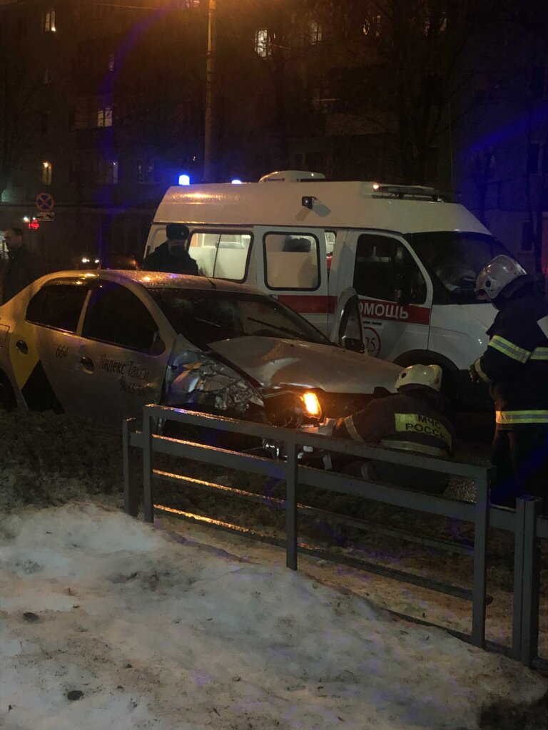 В Твери на улице Горького произошла авария с участием такси