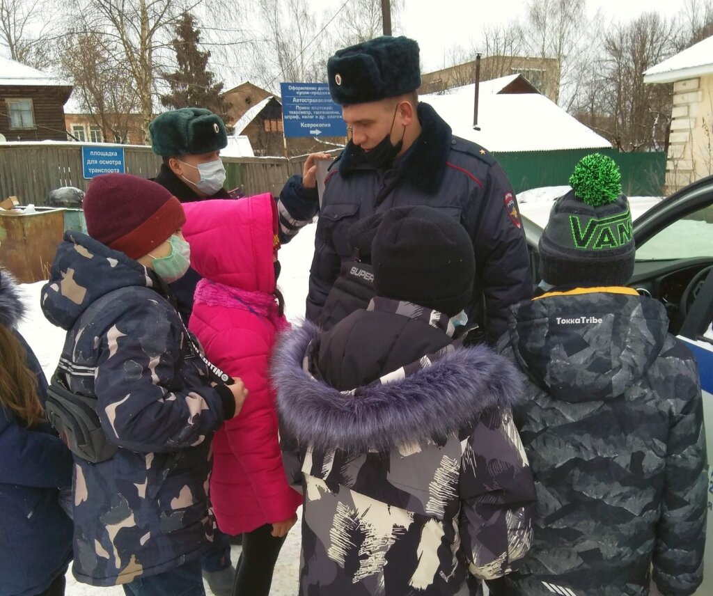 Детей Вышневолоцкого района отвезли в отдел ГИБДД на экскурсию Детей Вышневолоцкого района отвезли в отдел ГИБДД на экскурсию