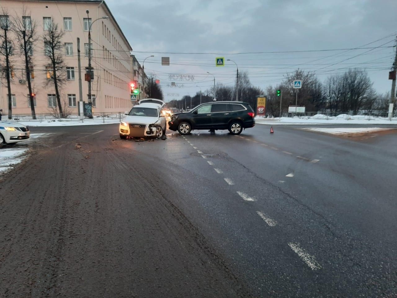 В Твери неуступчивая автоледи на внедорожнике протаранила легковушку с ребенком