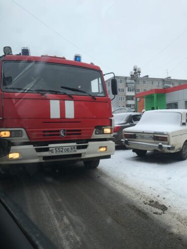 В Твери загорелся автомобиль