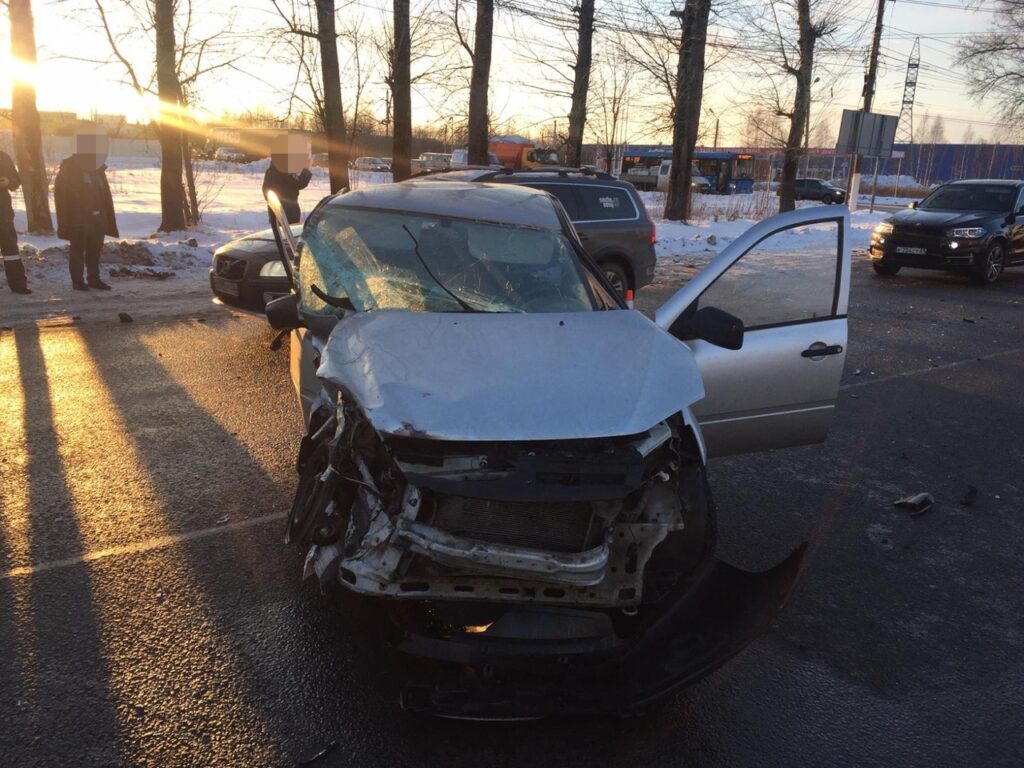 В Твери столкнулись две легковушки, пострадали три человека свежие новости твери сегодня