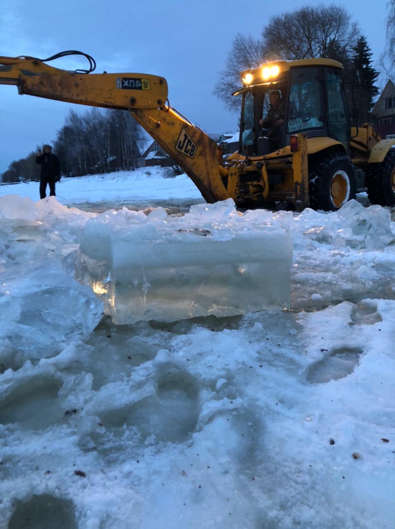 В Тверской области спасатели вытащили внедорожник, провалившийся под лед