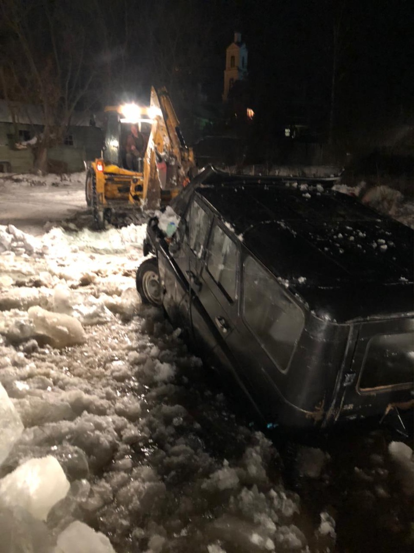 В Тверской области спасатели вытащили внедорожник, провалившийся под лед