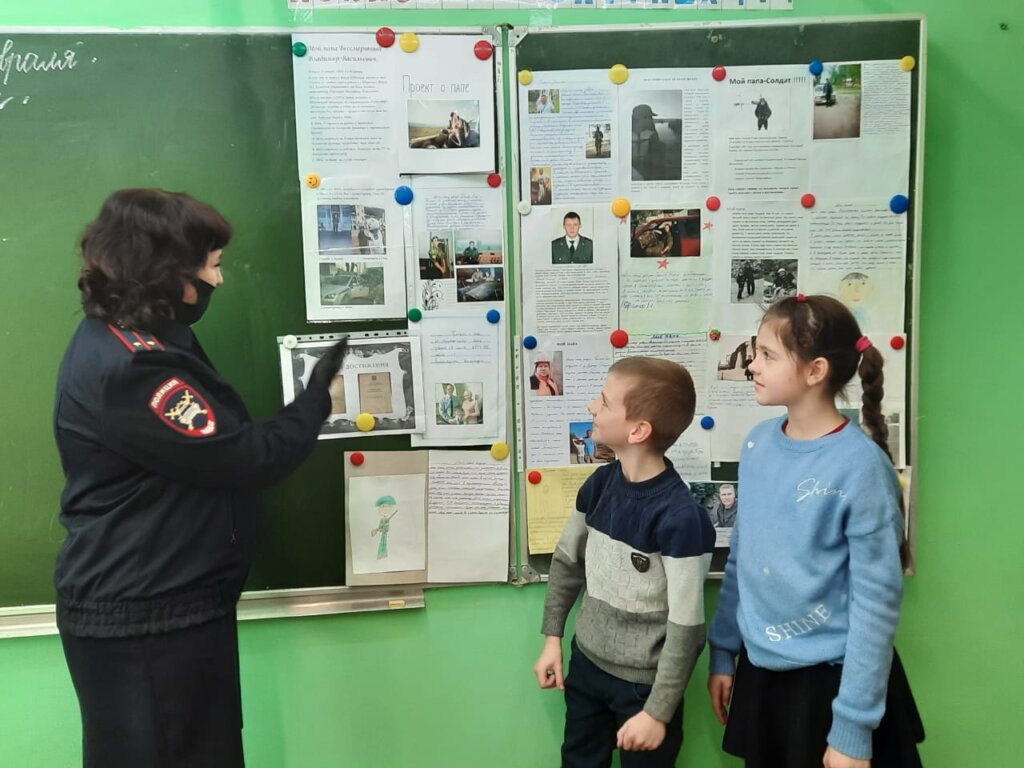 В Торопце школьники узнали, как правильно переходить дорогу зимой В Торопце школьники узнали, как правильно переходить дорогу зимой