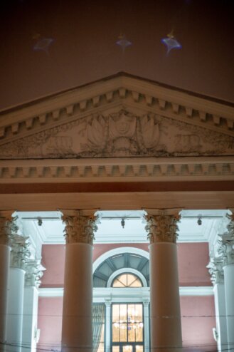 Снег на Театральной: тверской фотограф запечатлела вечернюю красоту