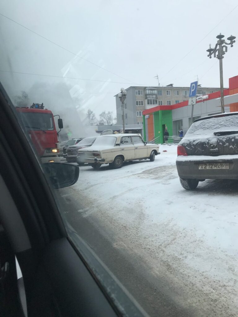 В Твери загорелся автомобиль В Твери загорелся автомобиль
