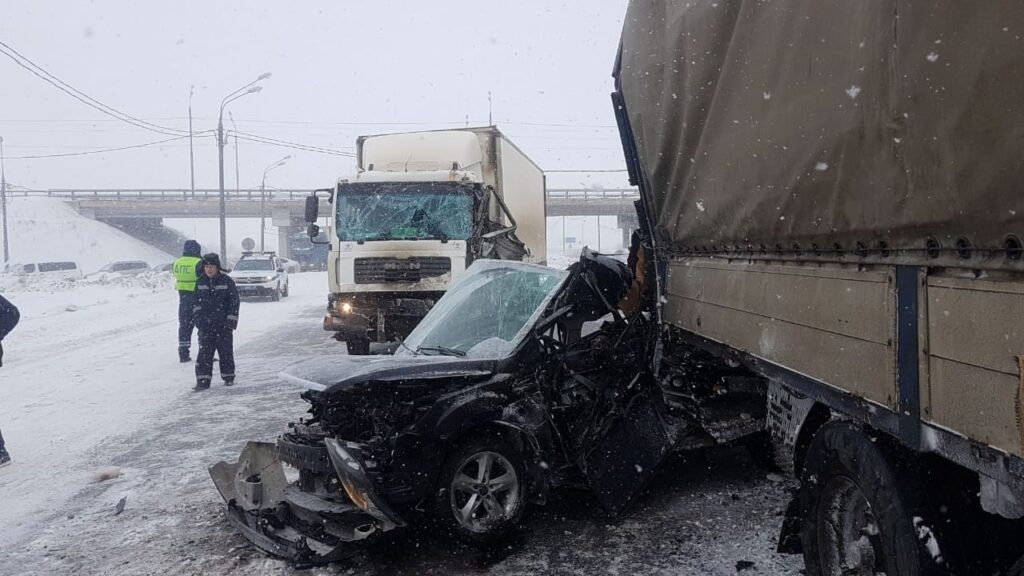 На трассе М-10 под Тверью две фуры смяли легковушку На трассе М-10 под Тверью две фуры смяли легковушку