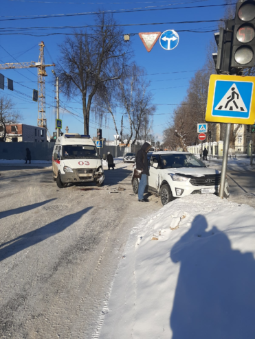 В Твери карета скорой помощи врезалась в иномарку