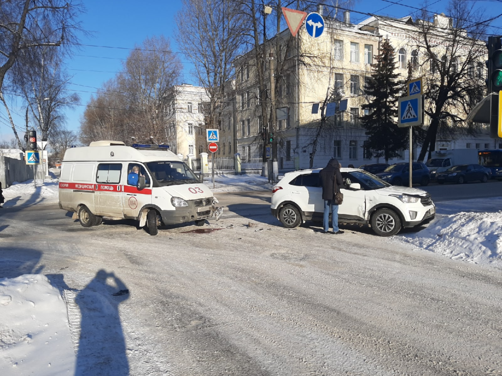 В Твери карета скорой помощи врезалась в иномарку В Твери карета скорой помощи врезалась в иномарку