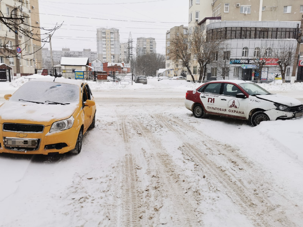 Авария в Твери: на проспекте Победы автомобиль "Lada" столкнулся с "Сhevrolet"
