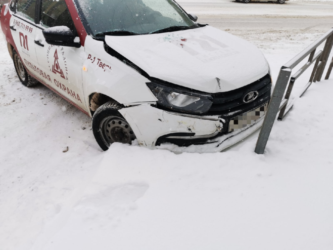 Авария в Твери: на проспекте Победы автомобиль "Lada" столкнулся с "Сhevrolet"