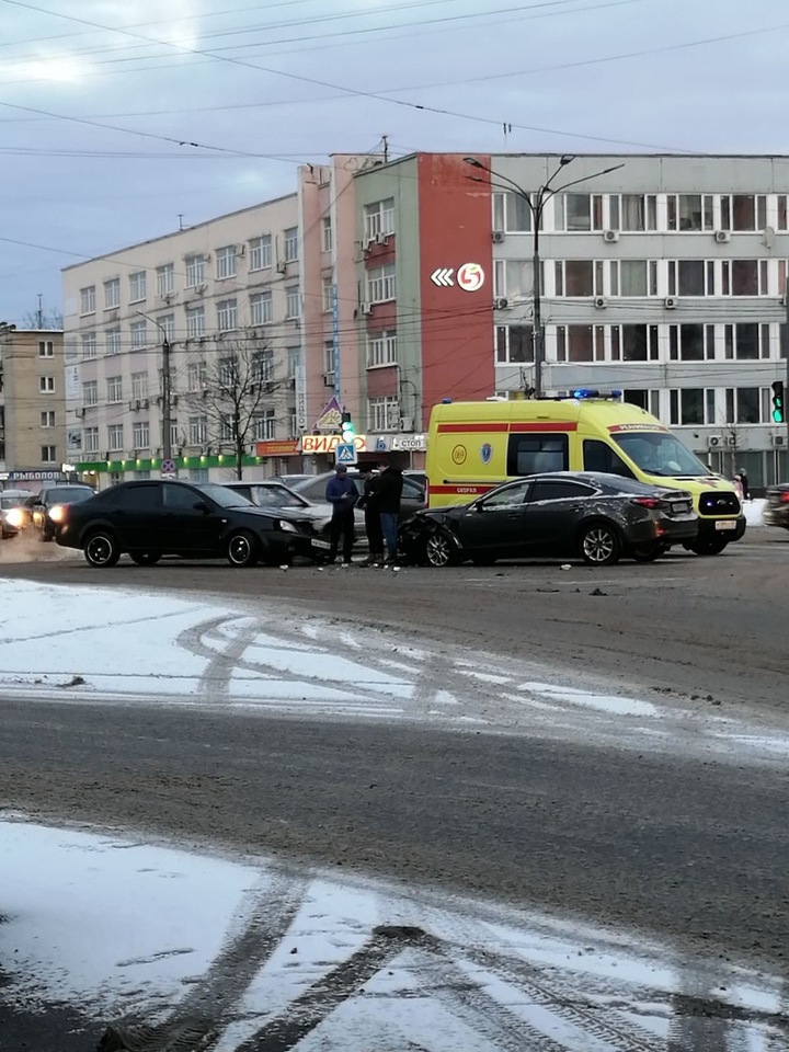 В Твери два автомобиля врезались лоб в лоб новости твери сегодня последние свежие