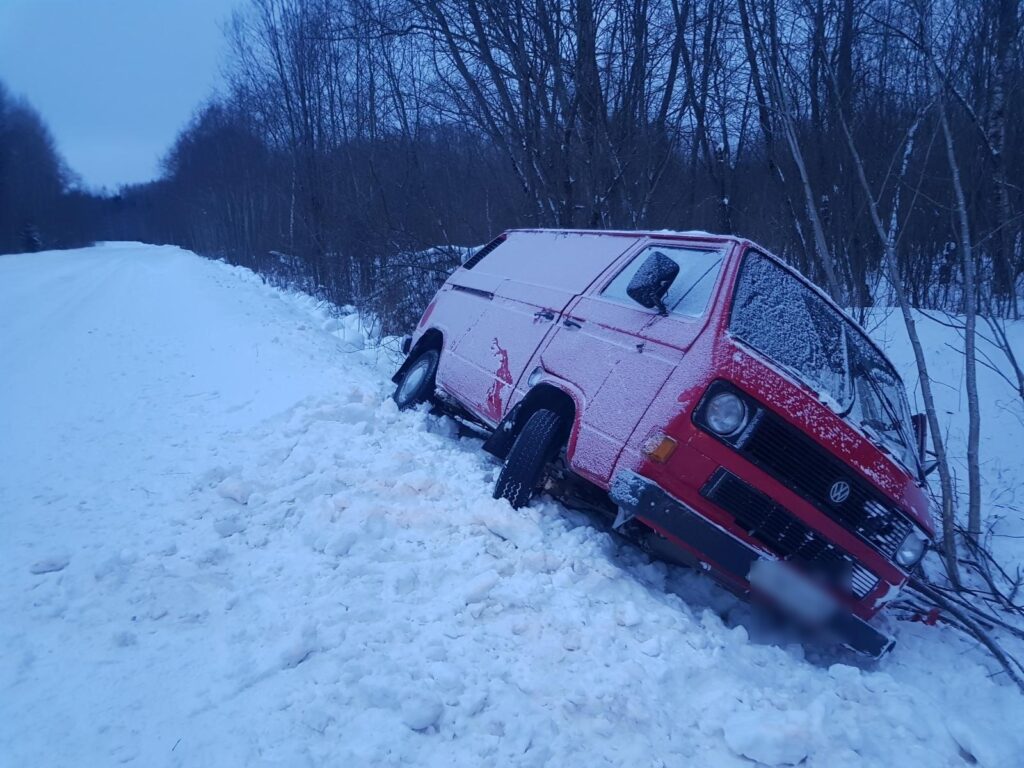 Поспешил и кювет посетил: авария на дороге "Торжок-Яконово" Поспешил и кювет посетил: авария на дороге "Торжок-Яконово"