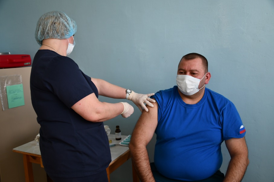 В Андреапольском районе первыми вакцинировались от ковида сотрудники пожарной части №21 В Андреапольском районе первыми вакцинировались от ковида сотрудники пожарной части №21