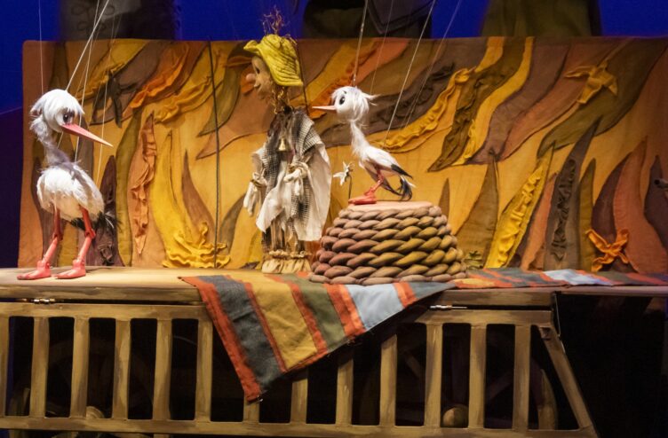 Аист и Пугало: премьера спектакля о необычной дружбе прошла в Тверском театре кукол