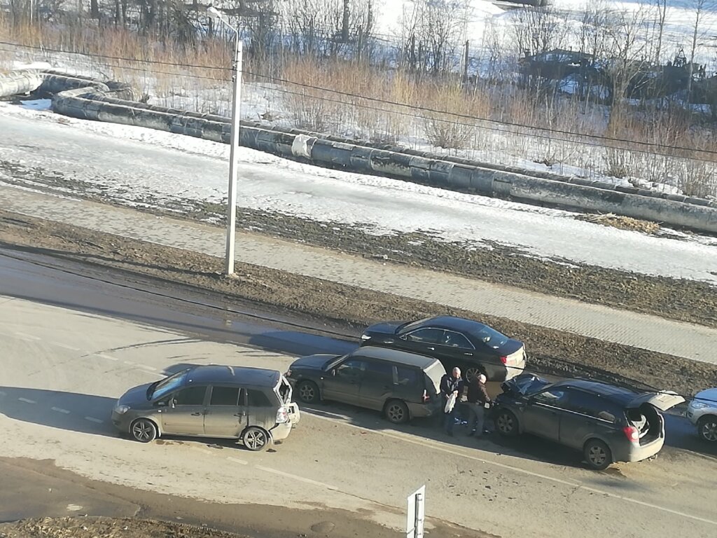 В Твери попали в аварию три машины