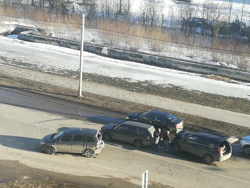 В Твери попали в аварию три машины В Твери попали в аварию три машины