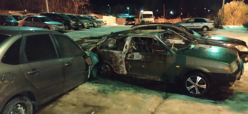 В Твери полицейские задержали подозреваемого в поджоге трёх машин в Химинституте В Твери полицейские задержали подозреваемого в трёх поджоге машин в Химинституте