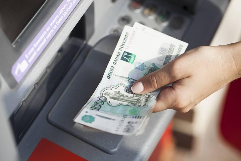 В Кимрах мужчина вырвал деньги из рук женщины прямо у банкомата В Кимрах мужчина вырвал деньги из рук женщины прямо у банкомата