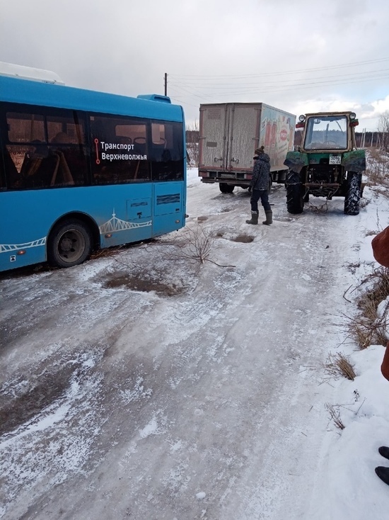 В Тверской области местные жители дружно вытолкали автобус из ямы В Тверской области местные жители дружно вытолкали автобус из ямы