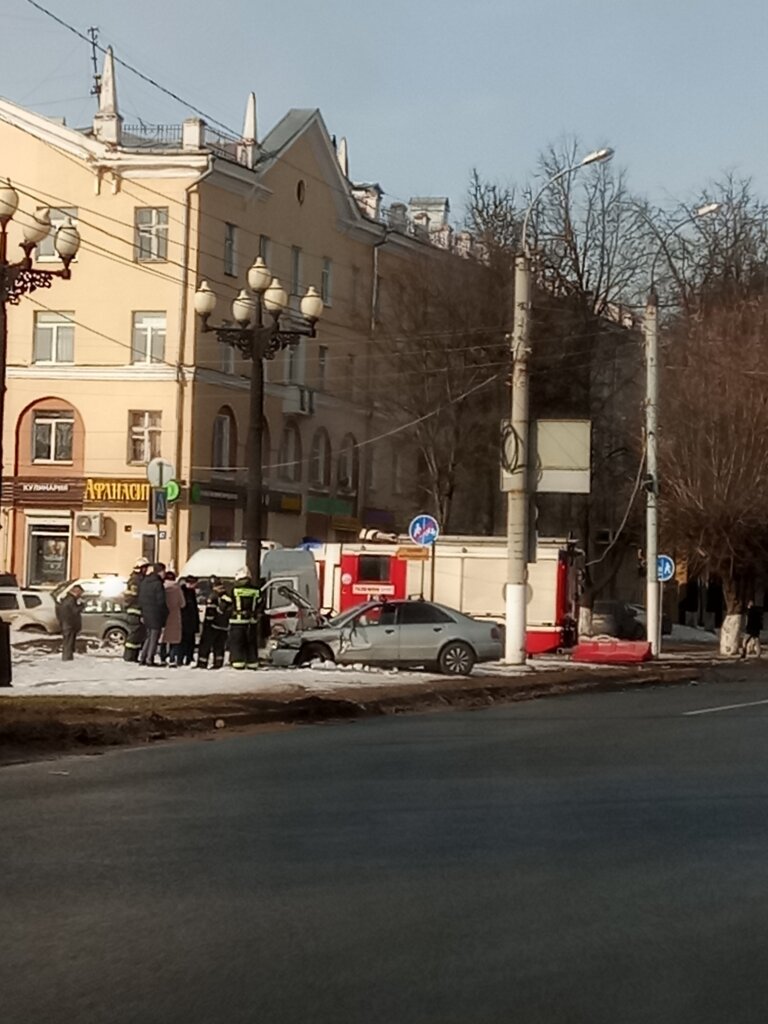 На площади Конституции "Ауди" разбилась о фонарный столб