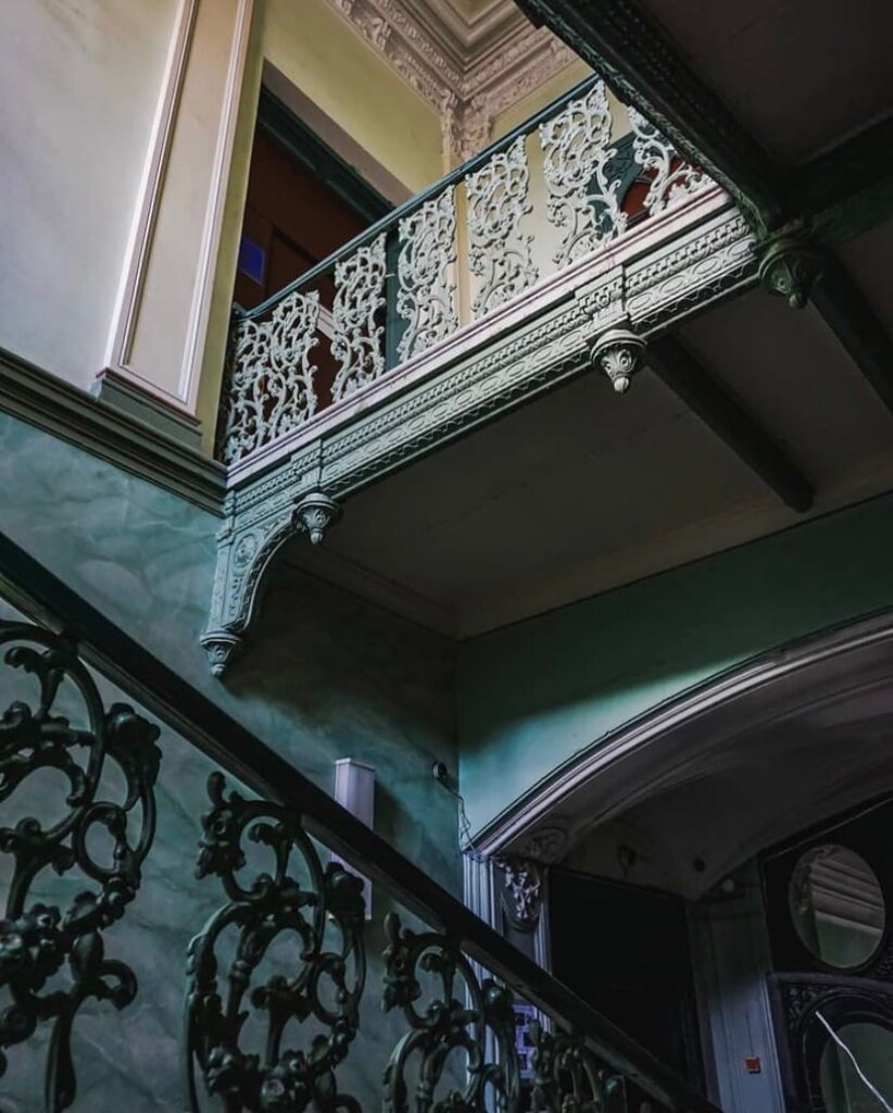 Блогер показала парадную дома купца Жданова в Кашине Блогер показала парадную дома купца Жданова в Кашине