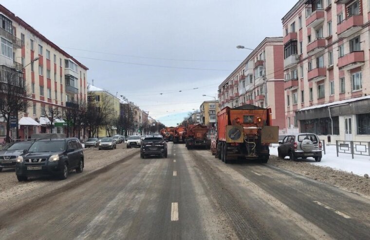 В Твери в усиленном режиме ведется очистка дорожного покрытия