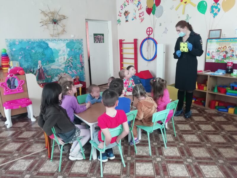 В Бологовском районе сотрудники ГИБДД побывали в детском саду