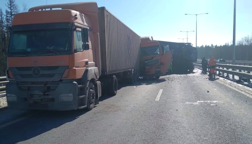 Сошлись три фуры: в аварии в Тверской области погиб человек Сошлись три фуры: в аварии в Тверской области погиб человек