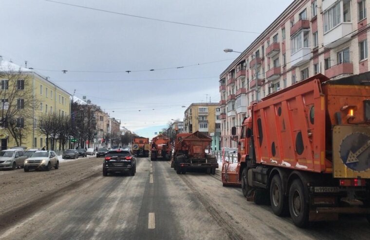 В Твери в усиленном режиме ведется очистка дорожного покрытия