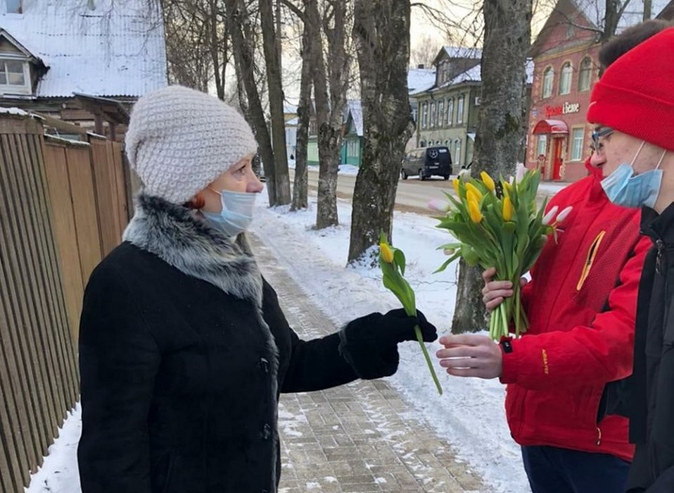 В Осташкове поздравили прекрасный пол с 8 Марта цветами