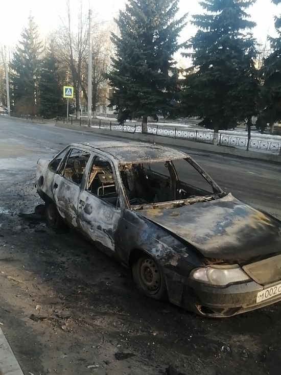 В Тверской области вспыхнул и сгорел припаркованный автомобиль марки «Daewoo Nexia» В Тверской области вспыхнул и сгорел припаркованный автомобиль марки «Daewoo Nexia»