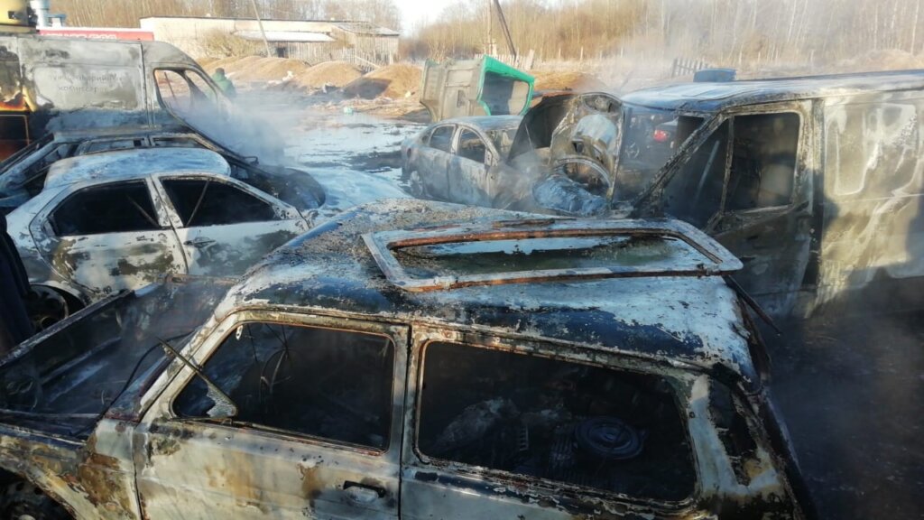 В Тверской области сгорело несколько автомобилей