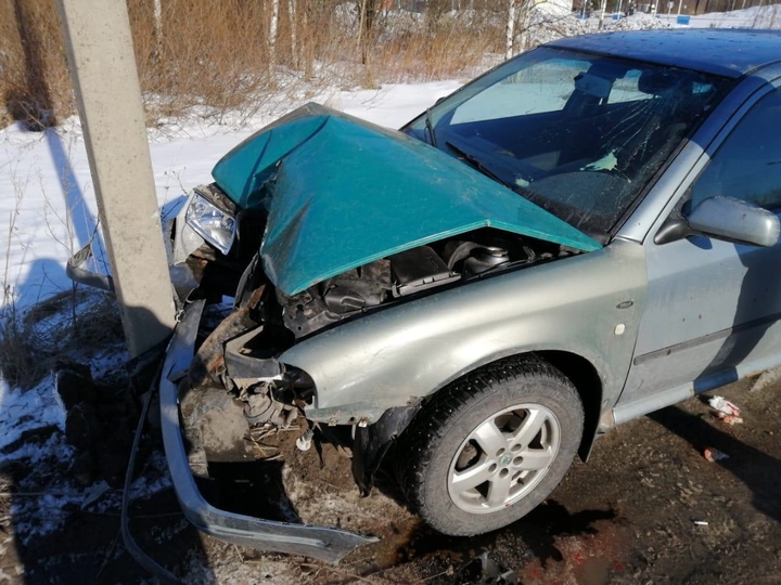 В Твери водитель на секунду отвлёкся от управления автомобилем и врезался в столб В Твери водитель на секунду отвлёкся от управления автомобилем и врезался в столб