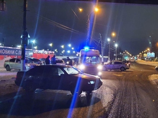 Не пропустил: в серьезном ДТП под путепроводом пострадал водитель Не пропустил: в серьезном ДТП под путепроводом пострадал водитель