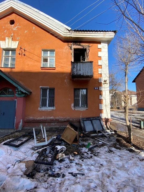 В Твери пожарные вытащили мужчину из горящей квартиры В Твери пожарные вытащили мужчину из горящей квартиры