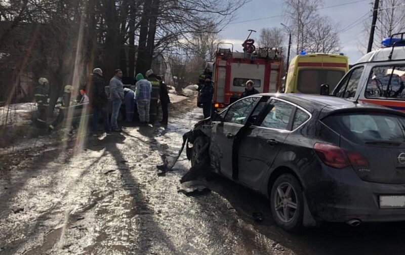 В Твери отечественный автомобиль оказался в канаве В Твери отечественный автомобиль оказался в канаве