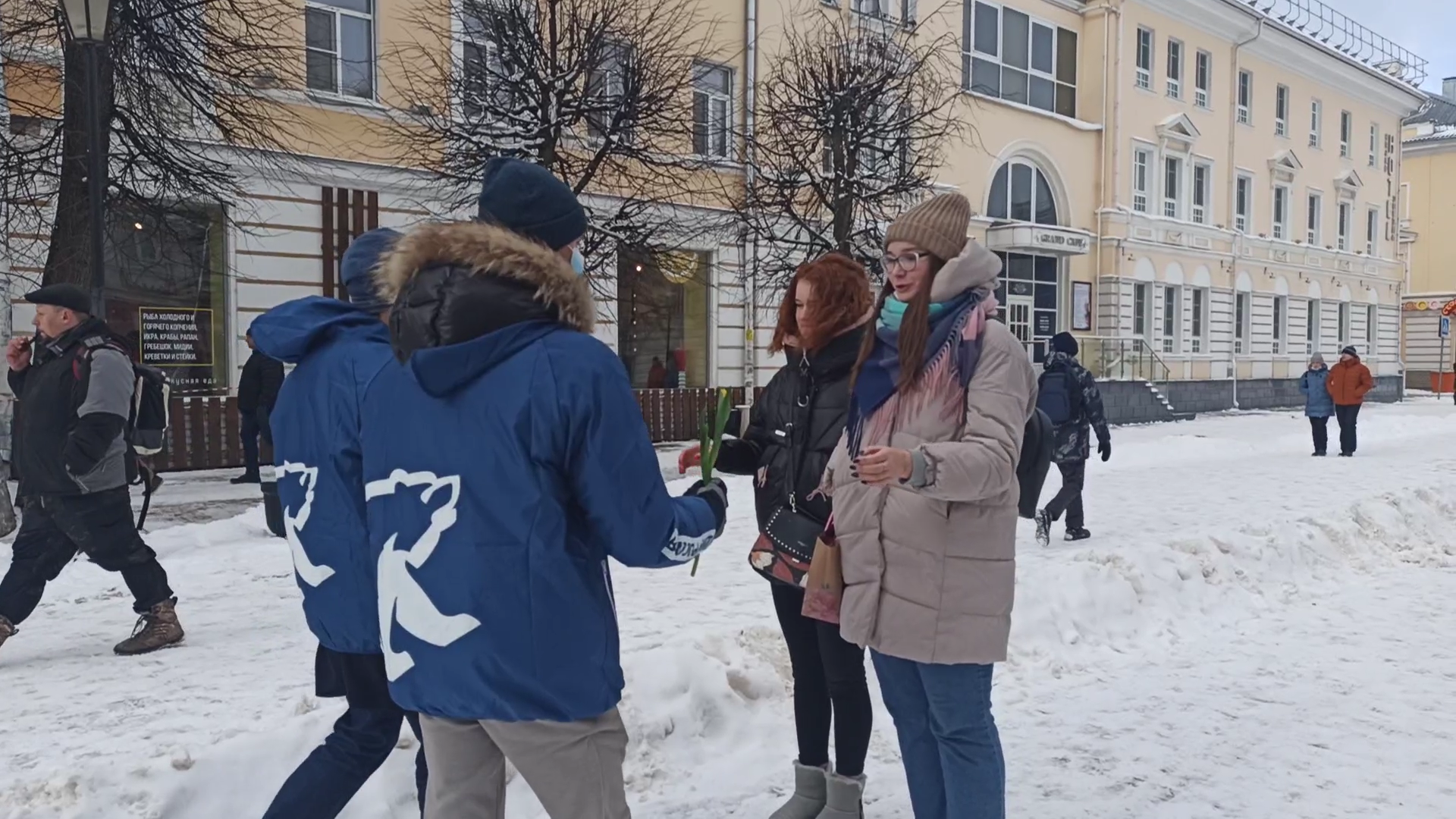 Представители партии "Единая Россия" поздравили женщин с 8 марта Представители партии "Единая Россия" поздравили женщин с 8 марта