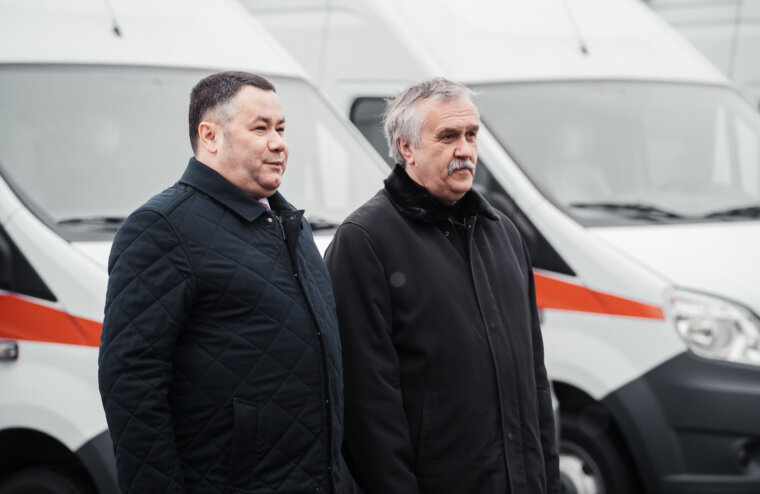 Новые машины скорой помощи вручили медучреждениям Тверской области
