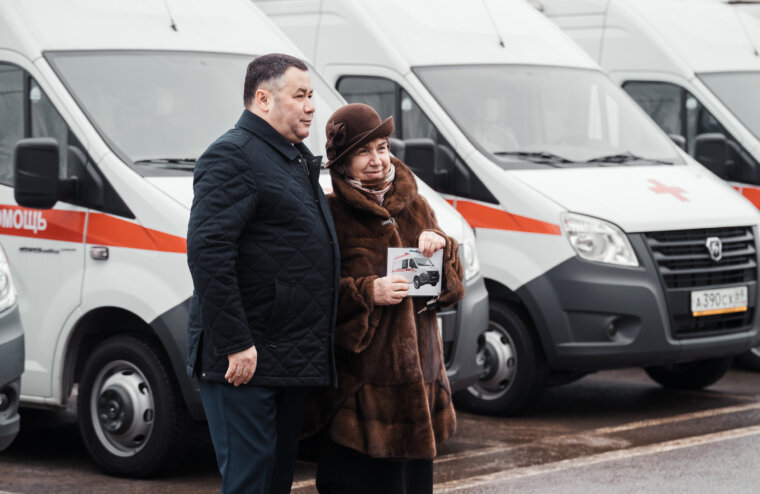 Новые машины скорой помощи вручили медучреждениям Тверской области