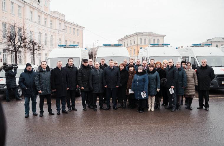 Новые машины скорой помощи вручили медучреждениям Тверской области