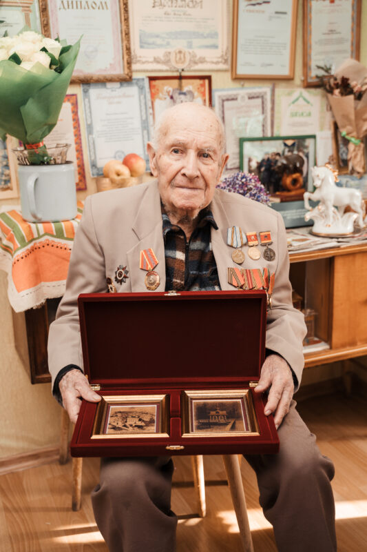 Игорь Руденя поздравил со столетием ветерана Великой Отечественной войны Виктора Павловича Боброва