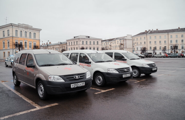 Новые машины скорой помощи вручили медучреждениям Тверской области